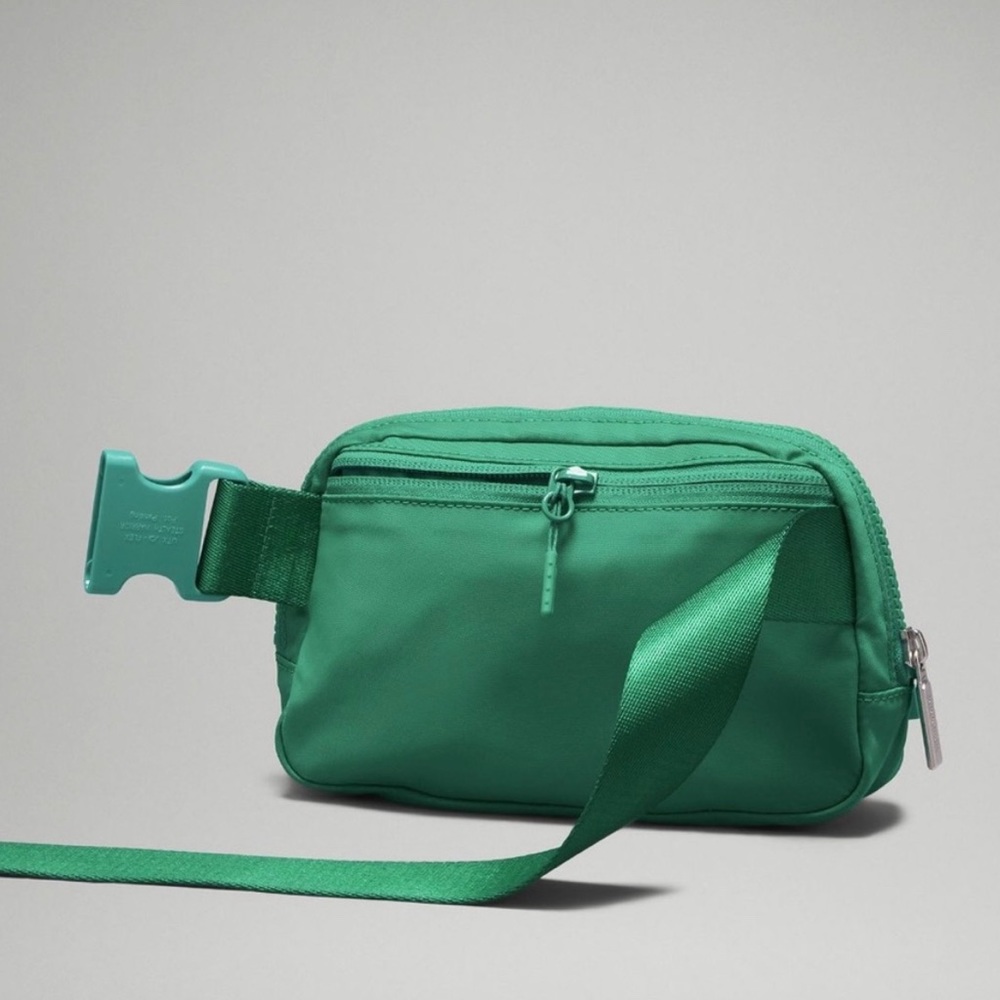 Lululemon Everywhere Belt Bag 1L - Picture 3 of 8